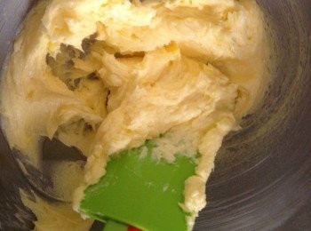step1: 牛油室溫軟化，加入糖粉打發，再把香草精加入，打到牛油稍發白，糖粉溶化已可以，大約打5分鐘。
