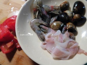 step1: 牛番茄切塊.海鮮洗淨備用(蛤蠣吐沙.蝦子剪掉觸鬚.花枝清理內臟切段)