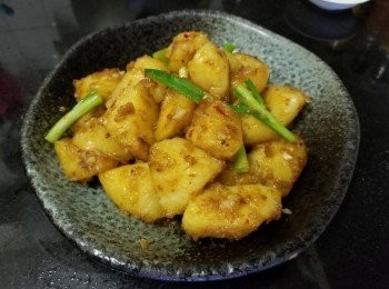 step6: 做法 :

將薯仔去皮後切件 , 用清水浸泡每 15 分鐘換一次水 , 重複 2 至 3 次 , 這做法是將薯仔的澱粉質浸出 , 在炒的時間可避免炒成糊狀 .

先起油鑊中火煎封薯仔, 少少鹽將薯仔煎至金黃色後 , 放入少少蒜頭 , 乾蔥炒至出香味上碟備用 , 用中細火爆香蒜頭 , 乾蔥 , 蝦米辣椒油 , 將薯仔回鑊 , 加入少少水 , 糖 , 少少雞粉或鹽 , 大火快炒至乾身 , 放入蔥段 , 麻油 , 完成 .