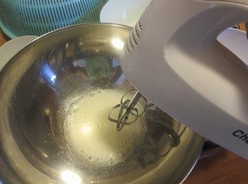 step3: 蛋白加入柠檬汁或白醋，用电动打蛋器低速打至起粗泡，一次加入全部的粗砂糖,渐渐加速至高速搅打