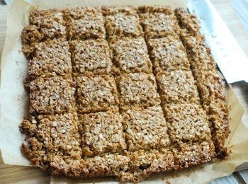 step4: 將焗盤拿出，要趁熱將燕麥條切件，然後待涼後享用 ＊因燕麥條待涼後會變硬，很難切件