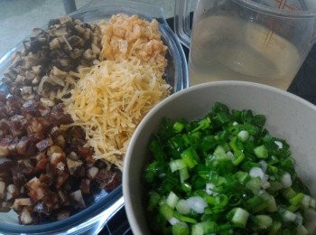 step3: 冬菇和臘腸切小粒，瑤柱撕開成幼絲。