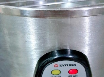 step1: 電鍋先倒入3杯米杯的水預熱。
蛋白蛋黃分開備用。