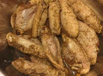 step1: 先把<a href="https://bit.ly/3zHU5V3" target="_blank" data-keyword="雞翼" class="guide-link"><strong>雞翼</strong></a> <span style="display:inline-block;vertical-align:middle;margin-top:-3px;color:initial;border-radius:3px;padding:2px 3px;font-size:12px;line-height:14px;background:#87d300;color:#fff;">即買</span> 解凍，洗淨抹乾。把所有醃料撈匀，然後淋上<a href="https://bit.ly/3zHU5V3" target="_blank" data-keyword="雞翼" class="guide-link"><strong>雞翼</strong></a> <span style="display:inline-block;vertical-align:middle;margin-top:-3px;color:initial;border-radius:3px;padding:2px 3px;font-size:12px;line-height:14px;background:#87d300;color:#fff;">即買</span> 按摩一分鐘。至少醃4小時或以上，最後醃過夜。如趕時間，可在<a href="https://bit.ly/3zHU5V3" target="_blank" data-keyword="雞翼" class="guide-link"><strong>雞翼</strong></a> <span style="display:inline-block;vertical-align:middle;margin-top:-3px;color:initial;border-radius:3px;padding:2px 3px;font-size:12px;line-height:14px;background:#87d300;color:#fff;">即買</span> 後介幾刀令到快速入味。