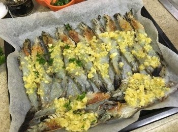 step4: 再將牛油蒜蓉碎平均鋪在海蝦上