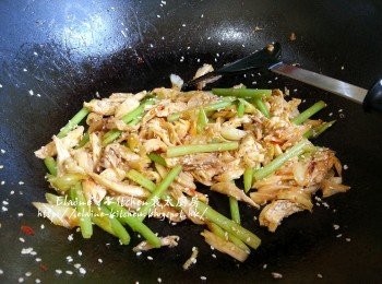 step8: 再加入手撕雞及芹菜拌勻至汁料收乾 , 再加入芝麻炒片刻即可