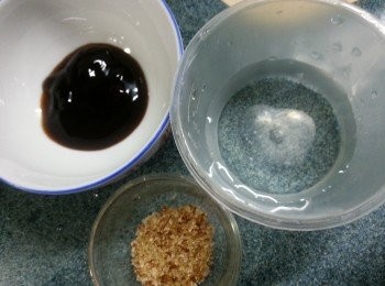 step3: 先將蠔油用食用開水及糖拌勻