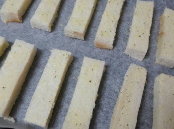 step6: 把麵包去邊 , 切條 , 然後四邊塗上奶油 , 送入以200度預熱的烤箱中烤 10分鐘