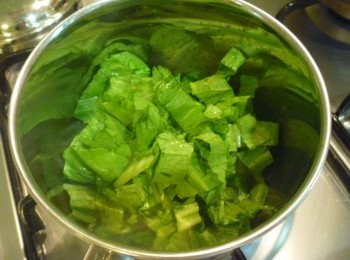 step3: 偶爾搖鍋子湯汁收乾到5成時先放入步驟1的莖拌勻,顏色變亮再放入葉,邊拌邊加熱,煮至夠熟.