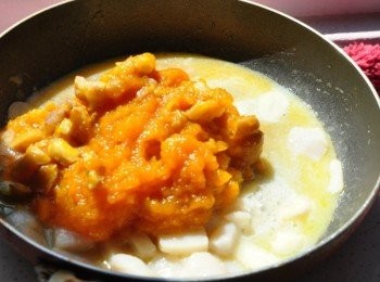 step11: 然後將南瓜栗子泥放入均勻攪拌略炒