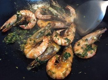 step5: 加入蝦拌勻即成。