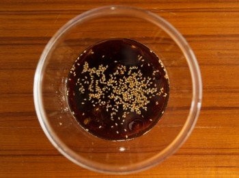 step1: 首先將<span class="group_1">和風烤肉醬</span>的材料均勻混合備用。