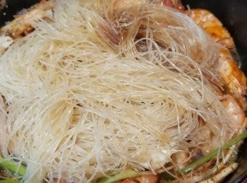 step6: 而家可以放醃過嘅粉絲連汁料上蝦面，蓋上蓋，焗5~7分鐘。
最後開蓋，放上餘下的芫荽，焗多2分鐘，香到爆炸呀😆！