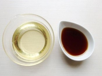 step3: 由於黑麻油不可高溫烹調,先利用葵花油將老薑泥以小火煸出香氣,不僅可將老薑的辛辣釋放出,再加入黑麻油,才能夠保留黑麻油及薑的最佳風味。