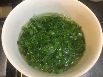step8: 將部份熱的蔥油淋上已加鹽的青蔥，拌勻即成蔥油醬!