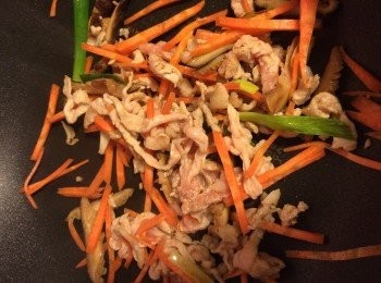step2: 將蔥段、香菇、肉絲、紅蔥酥爆香，加1匙醬油再加入紅蘿蔔稍微翻炒一下