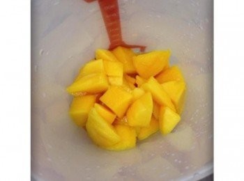 step5: 芒果切成丁狀...打成泥~~ 我沒另外加糖..如喜歡吃甜一點的人可以加糖一起打!! 接著把芒果泥和西谷米及少許牛奶混和均勻..放入冰箱冷藏即可!!