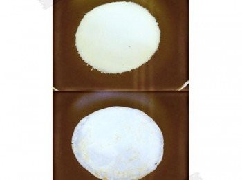 step4: 不沾平底鍋充分熱鍋後轉中火~~ 倒入一湯匙的麵糊快速抹開!!!! 麵糊表面變乾的時候翻面煎一下即完成:)