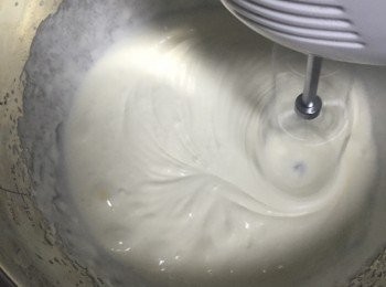 step6: 淡奶油打發至9層 ，加入榴槤再開抵擋轉動均勻待用。