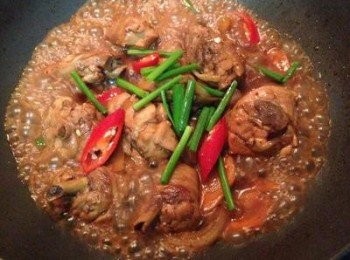 step4: 接著加入醋和米酒翻炒，煮滾後加入適量的水，蓋鍋蓋收汁，起鍋前試味道，用鹽調整鹹度，最後加入綠色蔥段和辣椒片翻炒幾下即可裝盤，菲律賓醬醋雞完成。