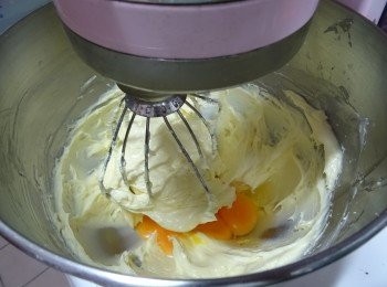 step3: 忌廉芝士室溫至軟身， 打至滑身， 加糖繼續打至滑身, 再加蛋慢速打勻