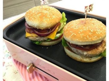 step1: 1.將和牛肉放進電動搞肉機中打碎成免治牛肉，加入洋蔥粒，用<span class="group_2">醃料</span>拌勻醃約15分鐘。
2.將牛肉平均地分成6等份鋪上麵包糠輕輕壓平。
3.用保鮮紙包將牛肉粒包好放入雪櫃（冰箱）中，冷凍1小時。