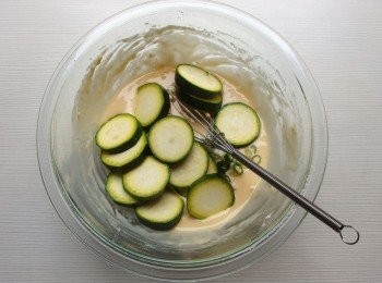 step4: 加入切片的櫛瓜裹上<span class="group_2">麵糊</span>。