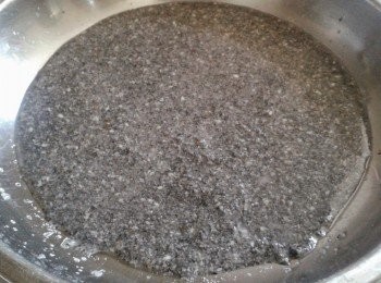 step2: 在蒸盤上塗一層薄薄的油，倒一層粉漿，用中火蒸3-4分鐘