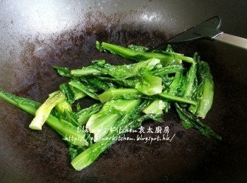 step5: 下少許油燒熱鑊 , 將油麥菜放入加少許鹽拌勻炒至軟身熟透後放上碟