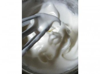 step7: 打蛋白霜的器具必須完全乾燥，先打至產生白色泡泡，倒入1/2的砂糖和檸檬汁，再繼續打至白色粗泡，倒入剩餘砂糖，打至濕性發泡（有小彎勾）