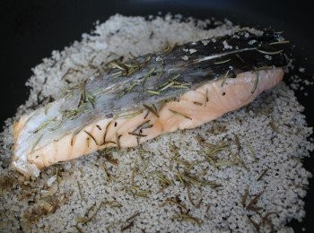 step3: 看見魚柳漸轉淺粉紅後，轉面繼續蓋上蓋燒