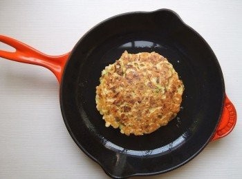 step7: 用鍋鏟將麵糊翻面,煎至焦香狀。