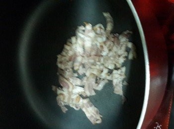 step3: 鍋洗淨、燒熱落少許油、倒入煙肉煎金黄至出油份、隔掉油份盛起