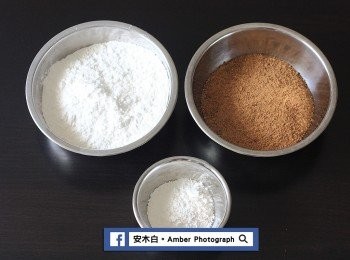 step1: 準備<span class="group_1">食材</span>。只要家中有在來米粉、木薯粉、黑糖便可以做，很簡單。