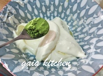 step7: 打好既cream cheese分兩份，一份撈抹茶粉一份撈黑芝麻粉。