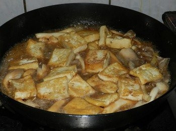 step7: 煮開後到入豆腐煨煮一下，把醬汁的味道燒入豆腐