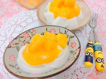 step3: 將芒果切粒，取一半加少量開水打成芒果蓉。放(1)之上，開餐啦，請慢用！