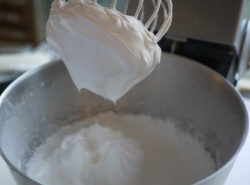 step1: 蛋白和蛋黃需先分離，緊接將蛋白與糖粉均勻攪拌至平滑泡狀。