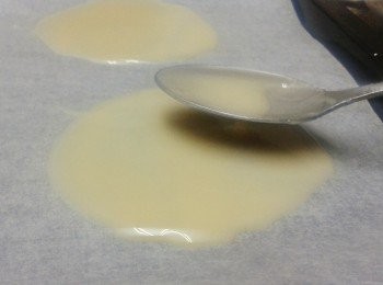 step4: 在烘焙紙上，下一茶匙的粉漿，然後用湯匙的背面打圈成圓形薄片