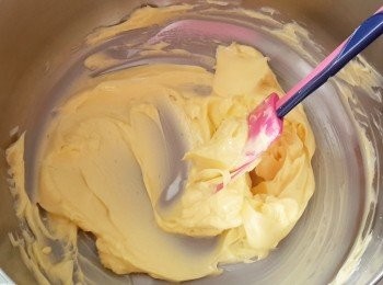 step4: 將牛油放在室溫變軟身，放入大碗內，用膠刮攪拌牛油至軟身及呈乳霜狀