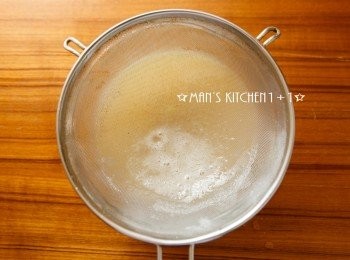 step2: 接著用篩網將蛋汁過篩。