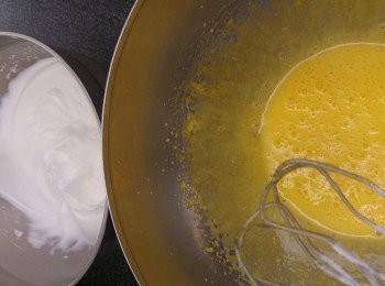 step2: 先打發蛋白慢慢加糖打到起鈎即可,蛋黃打到淡黃色即可。