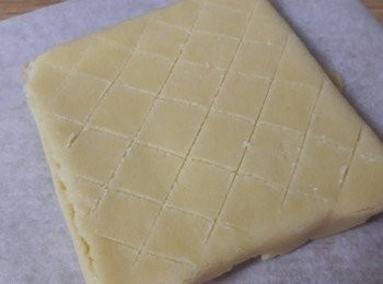 step7: 舖到土司上 , 用餐刀刻綾格紋