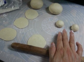 step4: 灑少許乾粉於枱面,用麵棍將每一塊碌圓