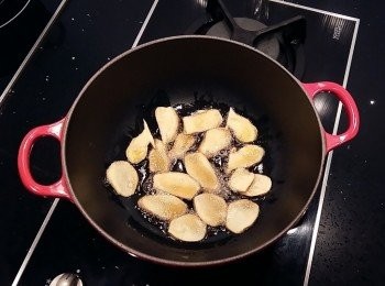 step2: 加入麻油及薑片.使用小火慢慢煸香,煸至薑片捲曲狀。