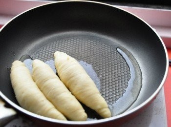 step3: 再將麵腸下鍋香煎