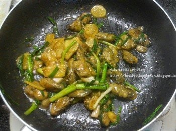 step4: 加入步驟2的蠔輕炒，放入調味炒勻即可。