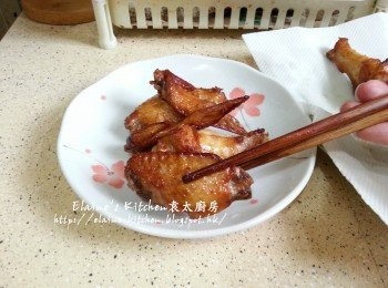 step7: 盛起放在廚紙吸取過多油份 , 逐一放上碟即可