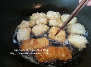 step8: 燒紅鑊 , 將魚柳放入鑊中用慢火半煎炸方式至魚柳成兩面金黃色及脆身
