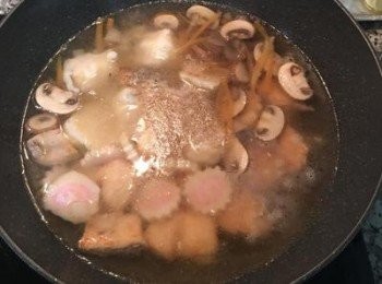 step10: 接著就放入約5-6杯的水量，並加入魚板和花枝丸片一起煮滾